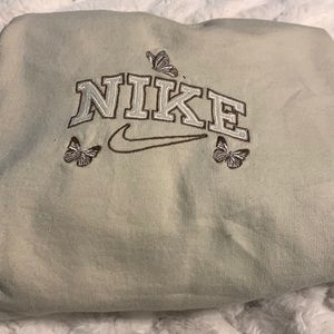 crewneck with embroidery of nike and butterflies